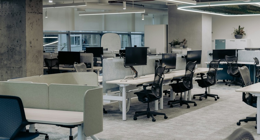 Bürofläche mit Schreibtischen und Bürostühlen