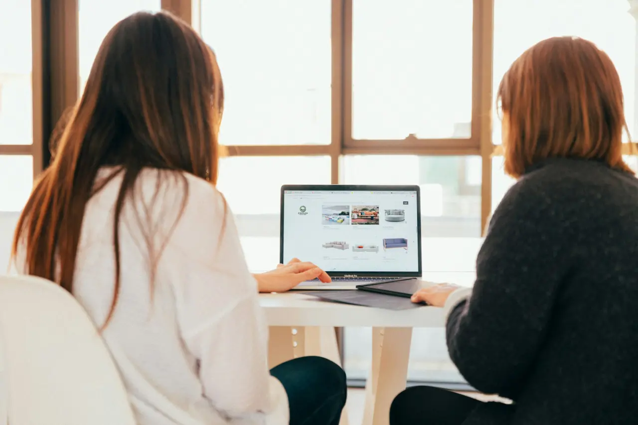 Zwei Personen arbeiten am Laptop mit dem Inventarmanager